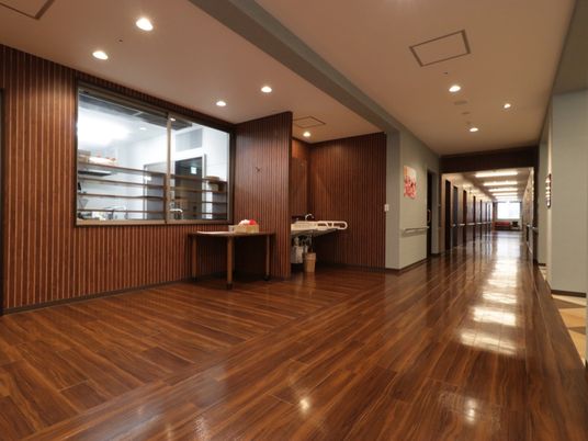 明るい廊下の風景