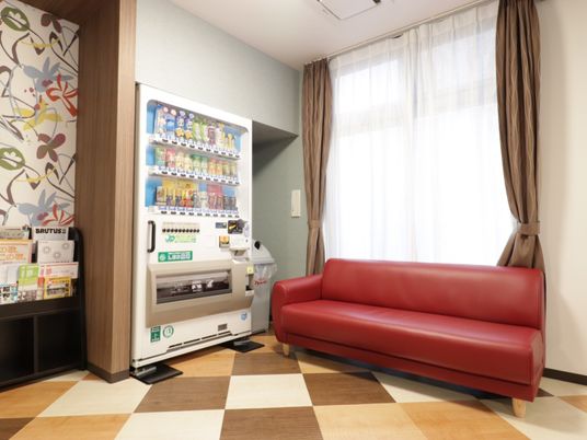 リビングエリアと自動販売機