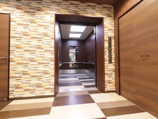 モダンなエレベーター前
