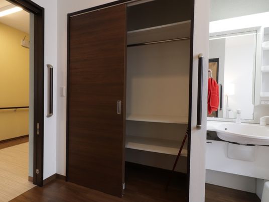 居室のクローゼットと洗面台