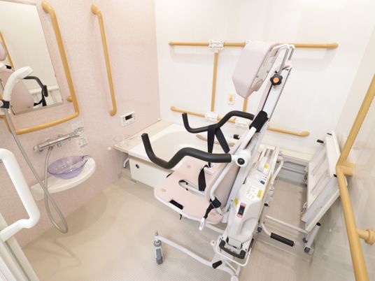 快適な設備の浴室