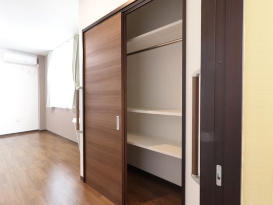 広々とした洋室のクローゼット