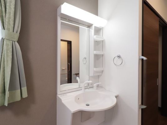 明るい洗面台の一室