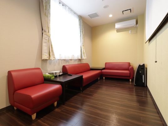 快適な赤いソファの待合室