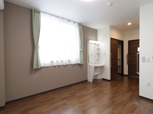 居室の洗面台と入口