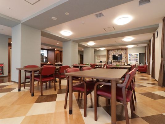 広々とした暖かみの食堂