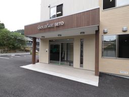 施設のエントランス外観