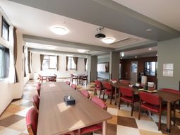 広々とした明るい食堂