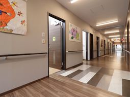 廊下の壁画とインテリア