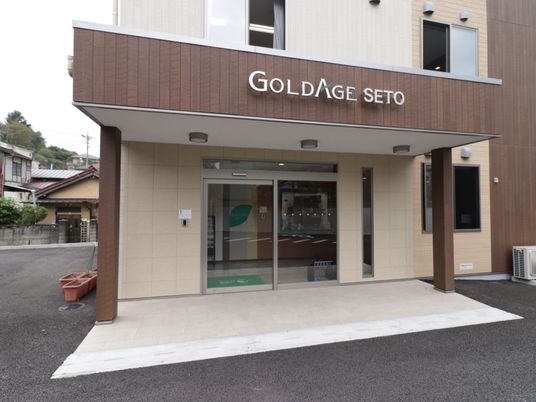 モダンな施設のエントランス