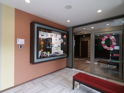 廊下に飾り付けられた掲示物