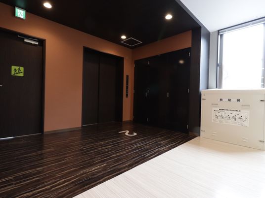 廊下の床と壁のディテール