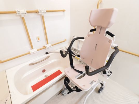 バスタブとリフト椅子の設備