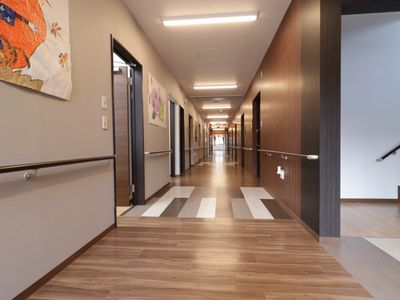 手すり付きの明るい廊下