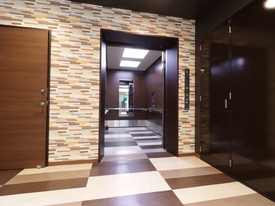 モダンなエレベーターホール