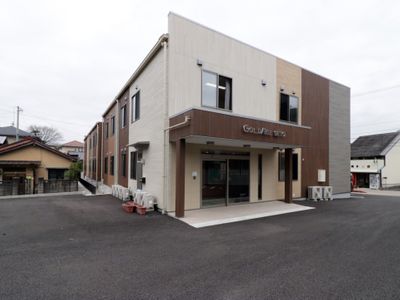 新築そうな外観の施設