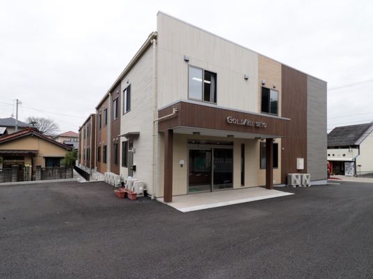 新築そうな外観の施設