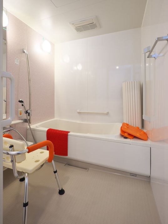 バリアフリー設計の浴室