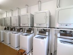 整然と並ぶ洗濯機と乾燥機