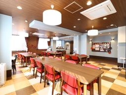 暖かみのある食堂風景