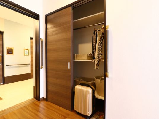 開いた整頓されたクローゼット