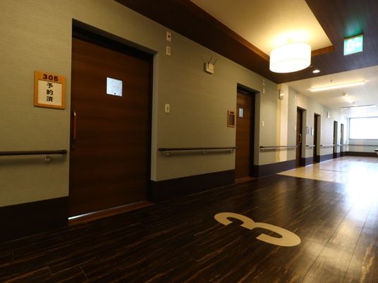 廊下の手すりと部屋の扉