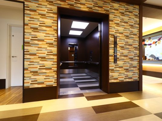 モダンなエレベーター前