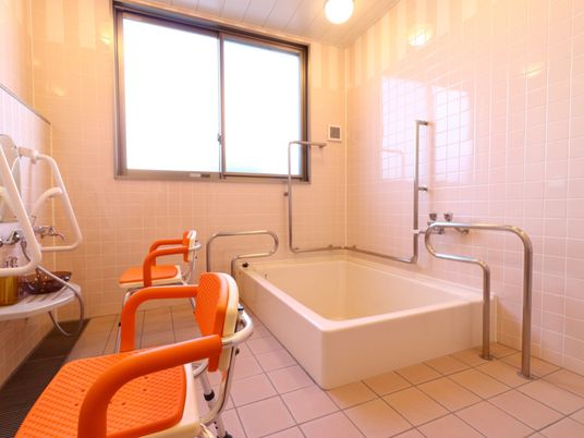 明るい清潔な浴室