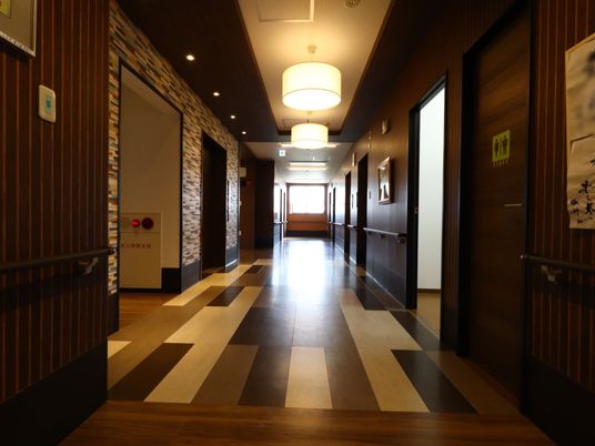 明るい廊下の風景