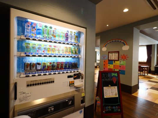 休憩スペースと自動販売機