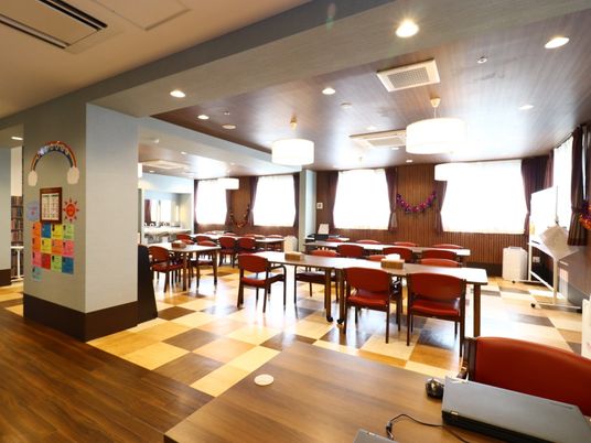 広々とした明るい食堂