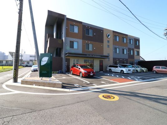 施設の外観と駐車場