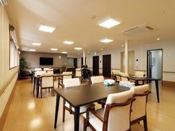 明るい食堂の空間