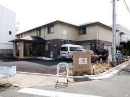 茶色の建物の外観