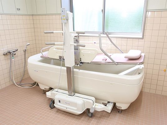 浴槽と移乗機器の浴室  