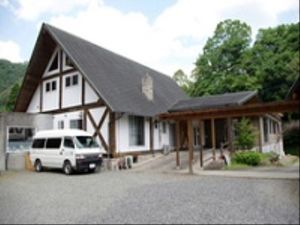 白黒の建物と駐車場