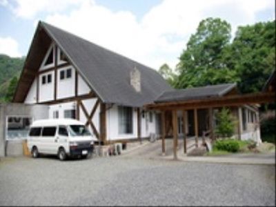 白黒の建物と駐車場
