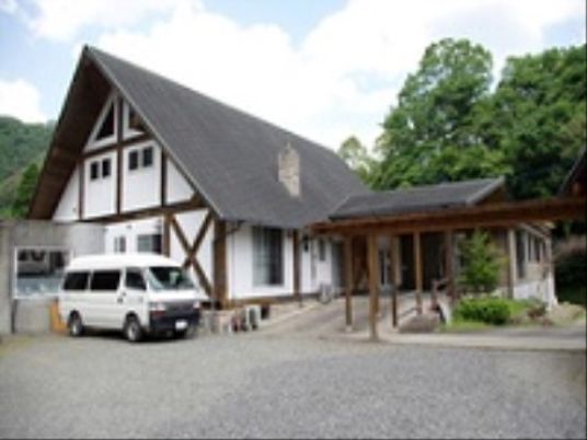 白黒の建物と駐車場