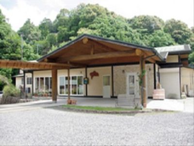 緑に囲まれたエントランス