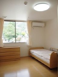 明るい個室の居室