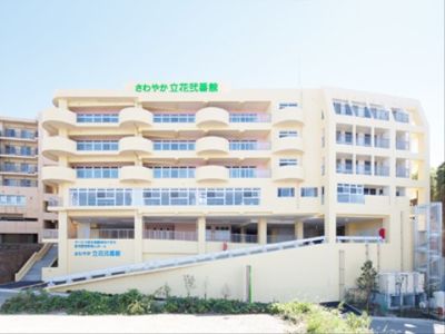 明るい外観の建物
