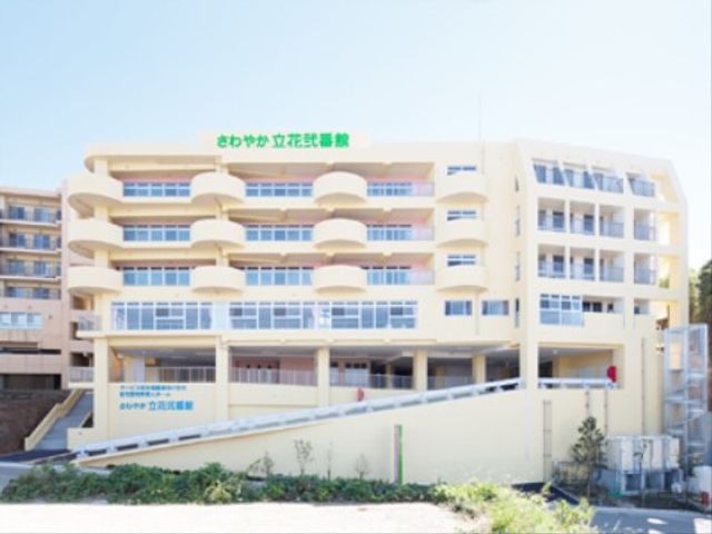 明るい外観の建物 外観 温かみのある色合いをした建物は、日当たりが良く開放的な雰囲気を持ち合わせています。働く環境として、明るい第一歩を踏み出せる場所です。