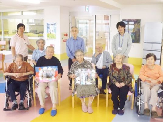 元気な利用者とスタッフ