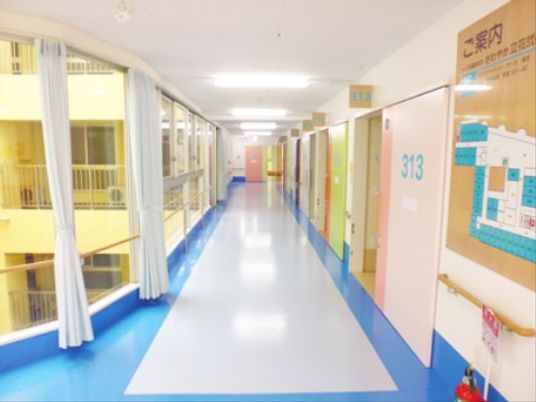 キレイな施設の廊下