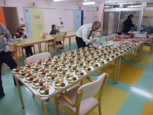 食事準備中のダイニングルーム