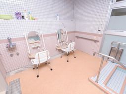 バリアフリーな浴室設備