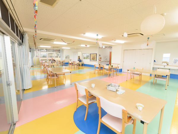 カラフルな床の食堂