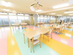 カラフルな床のダイニングルーム