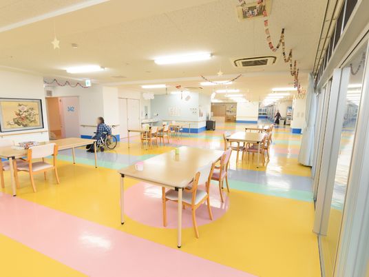 多彩な床の明るい食堂