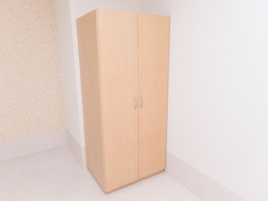 シンプルな木製クローゼット
